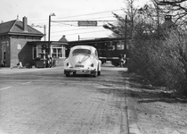 839213 Afbeelding van een Volkswagen Kever voor de gesloten spoorwegovergang in de Stationsweg te Bunnik. Links een ...